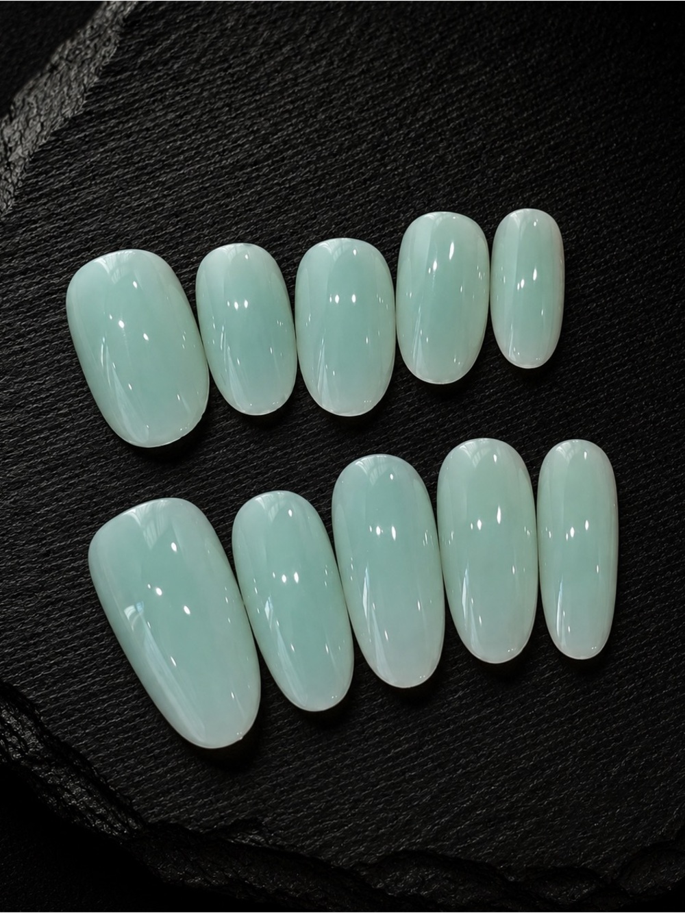 Press-On Oval Nails in Mint Green